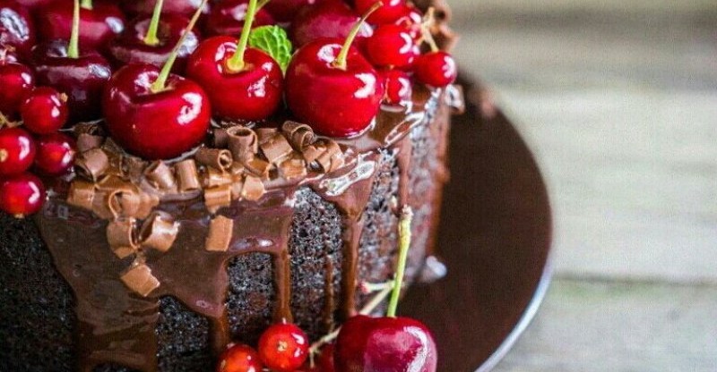 طرز تهیه کیک شکلاتی آلبالویی