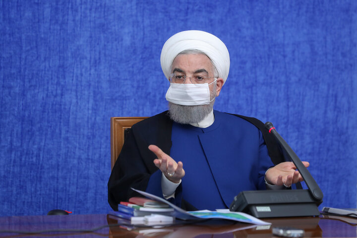 با یک دست با تحریم و با دست دیگر با کرونا مقابله می‌کنیم