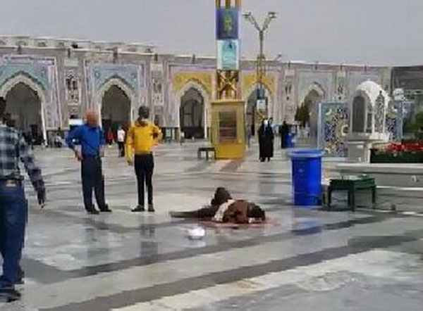 حمله با چاقو به دو روحانی در صحن حرم رضوی