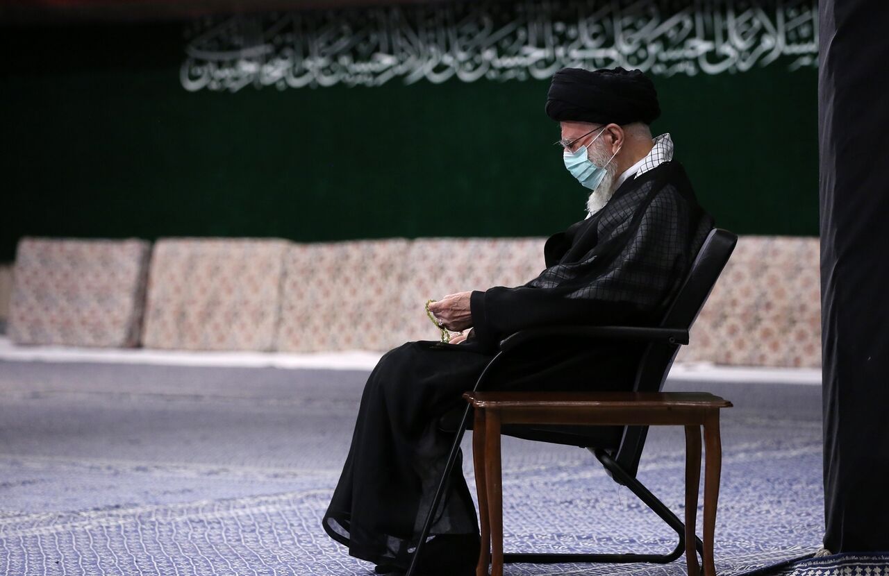 عزاداری شب عاشورای حسینی (ع) با حضور رهبر انقلاب اسلامی