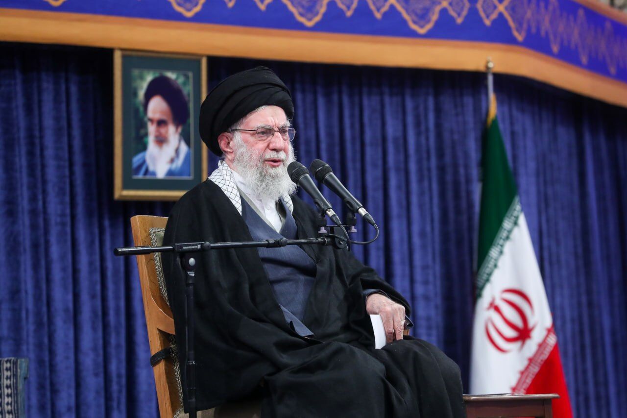 رهبر انقلاب: به اسم بازار نمی‌توان با جمهوری اسلامی مقابله کرد / حرف بازاری ها حرف درستی بود